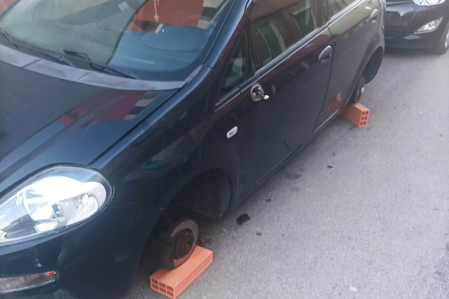 Una delle auto distrutte in via Farina