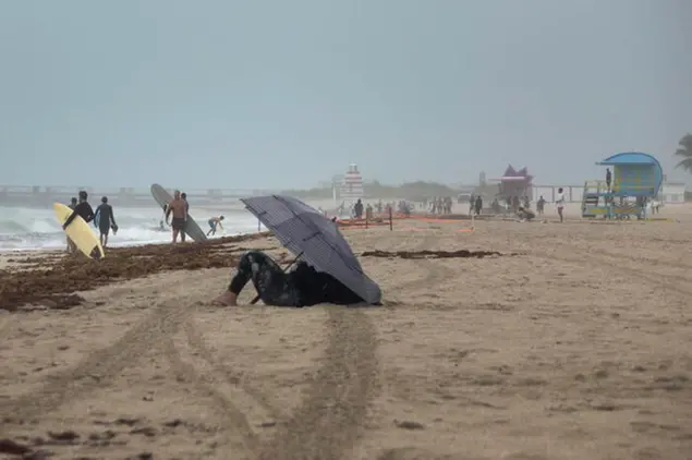Una spiaggia (Ansa - Epa)