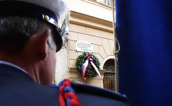 La lapide in ricordo delle vittime