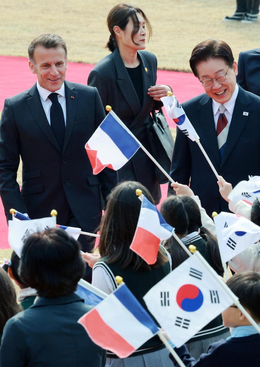 Macron: una coalizione contro l’egemonia di Stati Uniti e Cina