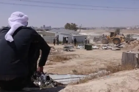 Israele, gli abitanti di un villaggio beduino demoliscono le loro case