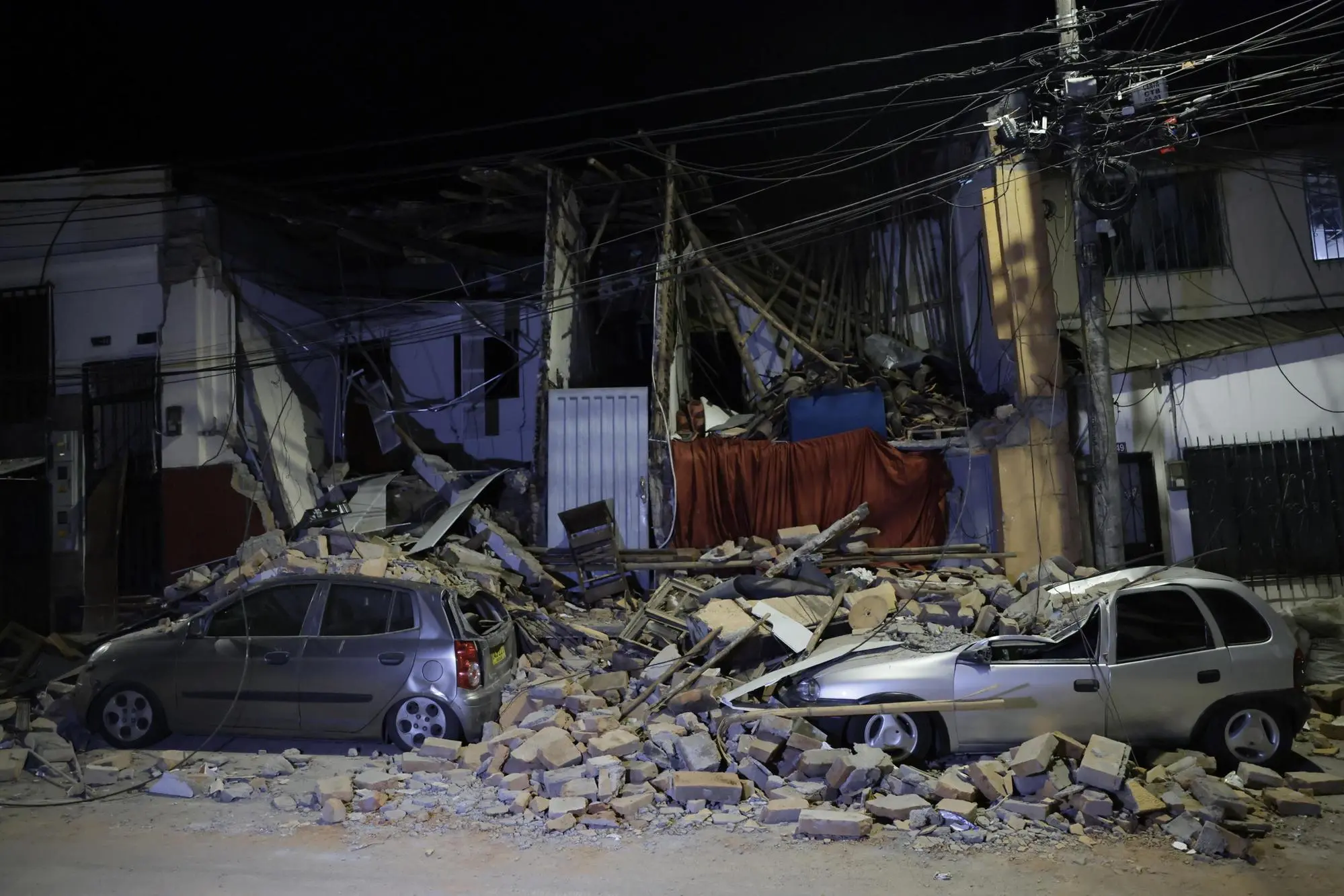 epa13160660 A view of vehicles damaged after a 7.4-magnitude earthquake, in Pereira, Colombia, 10 August 2026. Colombian President Abelardo de la Espriella stated that the San Jose de Palmar earthquake, which shook most of the country, has killed at least 132 people and left 572 injured. EPA/CARLOS ORTEGA