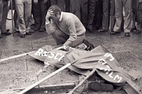 Piazza della Loggia a Brescia dopo l'attentato del 28 maggio 1974 (foto Ansa)