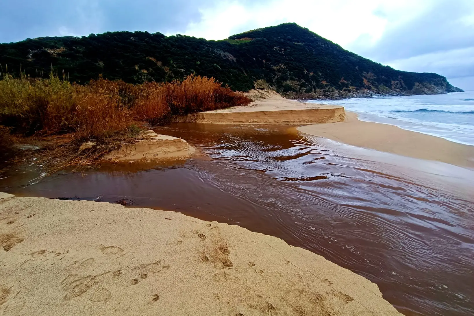 Solanas, il fiume porta in mare acqua e granito (foto Serra)
