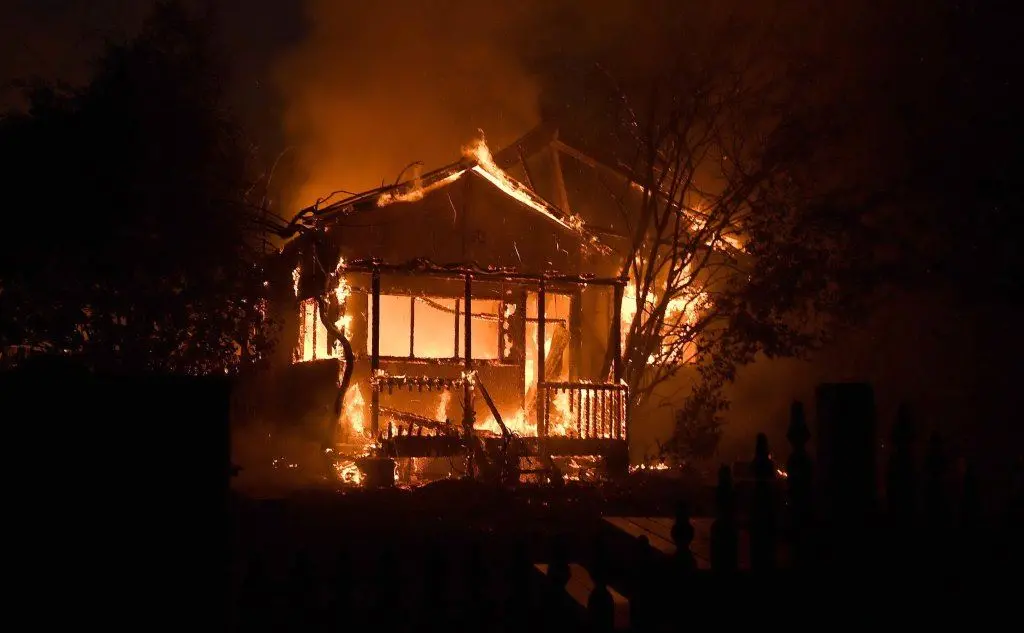 Una casa avvolta dalle fiamme nel New South Wales, a ovest di Sydney
