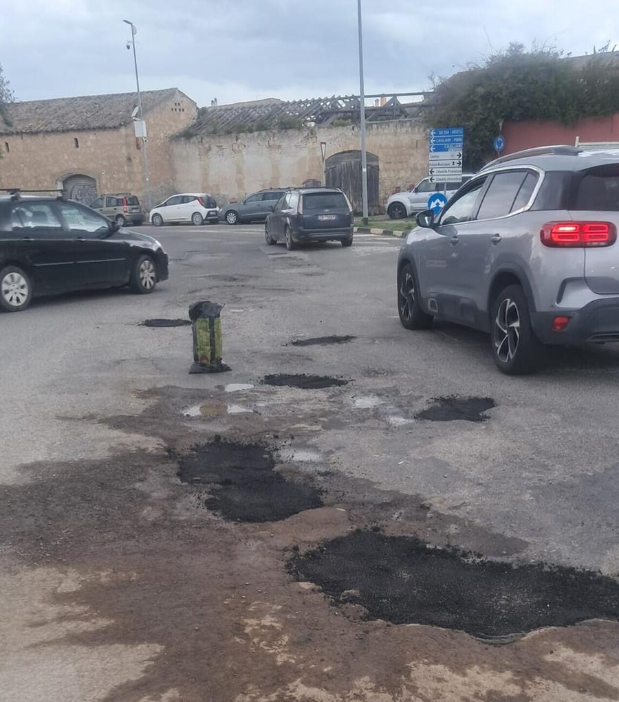 Operai in azione per riparare le strade distrutte