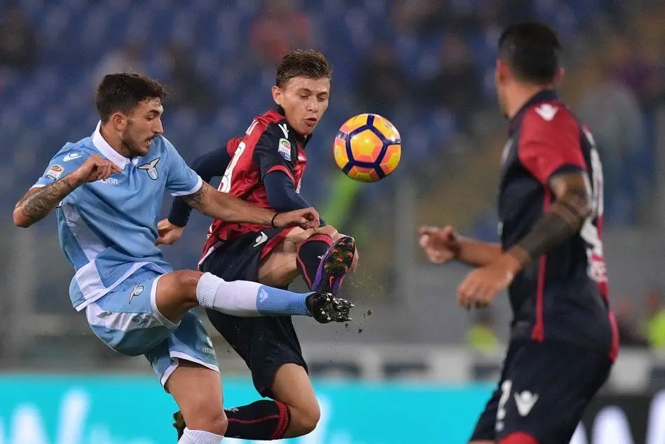Nicolò Barella in azione nel match contro la Lazio