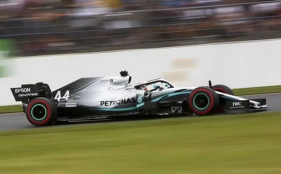 Ha come compagni di squadra Rosberg e Bottas