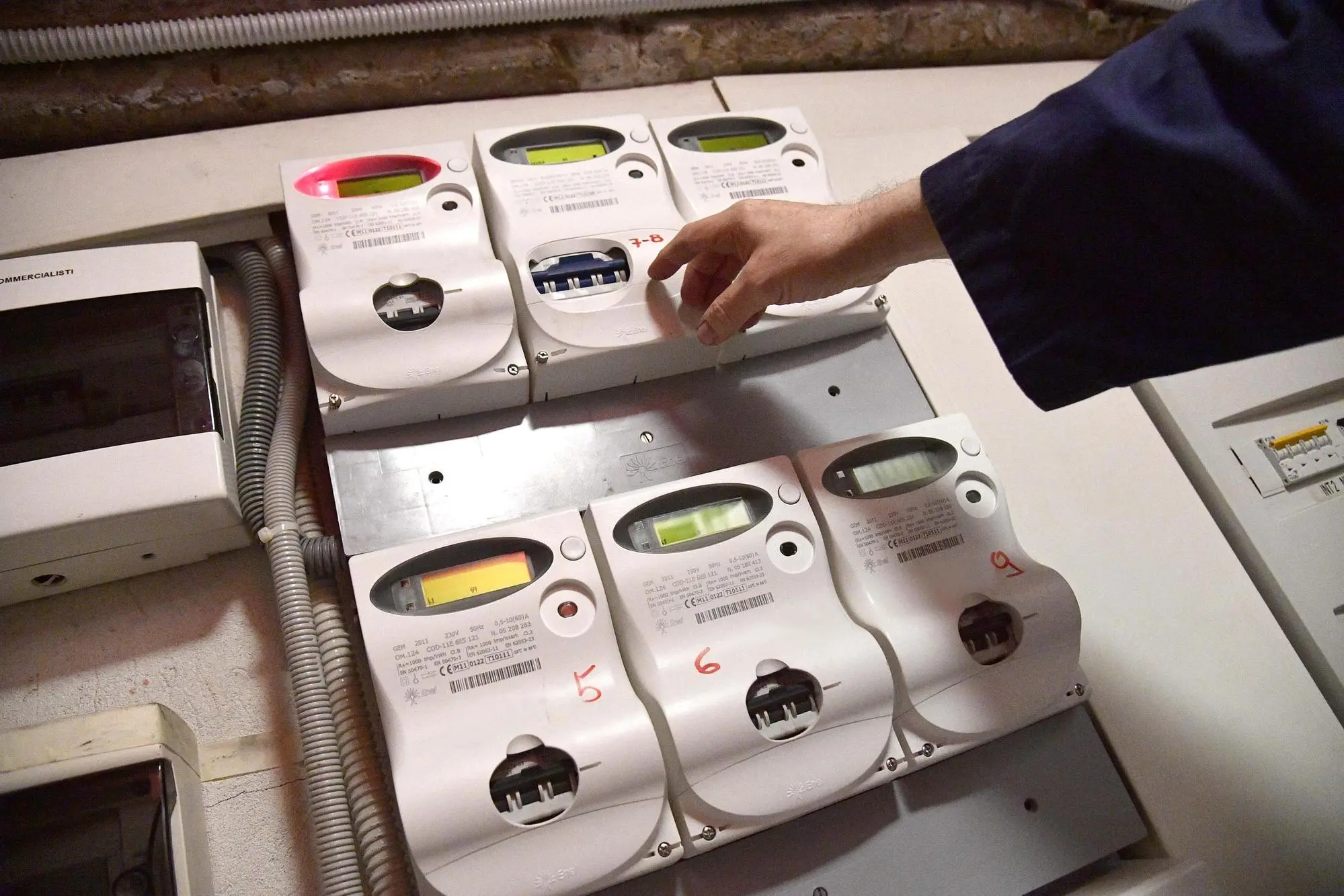 Contatori di energia elettrica in un palazzo, immagine simbolo (Ansa)