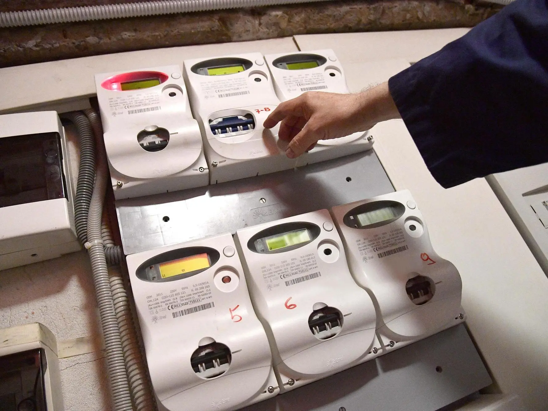 Contatori di energia elettrica in un palazzo, immagine simbolo (Ansa)