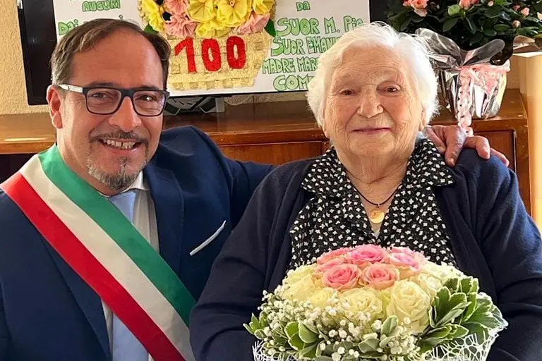 Alice Tarocco insieme al sindaco di Villasimius (foto Agus)