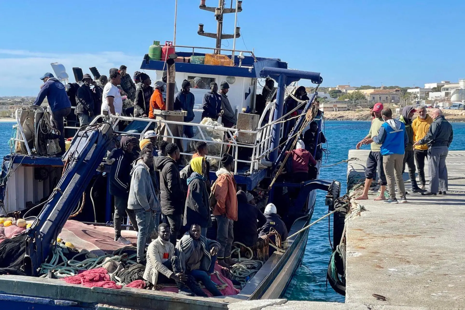 Il peschereccio con a bordo un gruppo di migranti è attraccato direttamente al molo del porto di Lampedusa, 25 Marzo 2023. ANSA/ELIO DESIDERIO