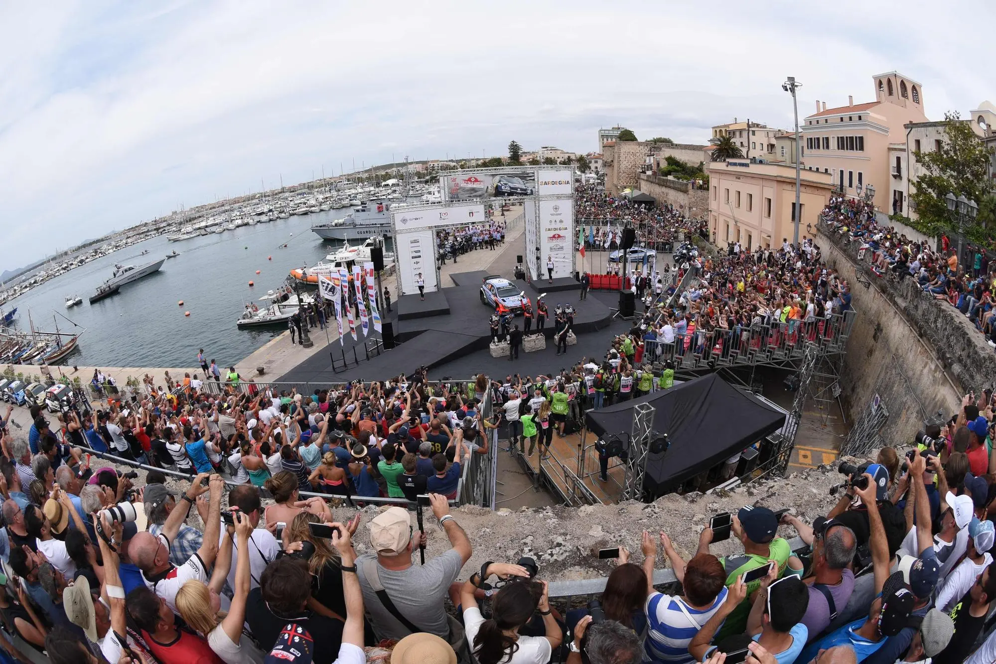Il porto di Alghero affollato per la chiusura del mondiale di rally (Archivio)