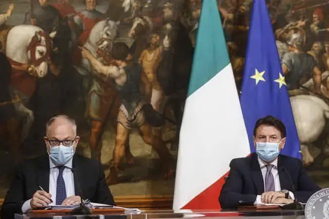 Il ministro dell'Economia Roberto Gualtieri e il premier Giuseppe Conte (Ansa)