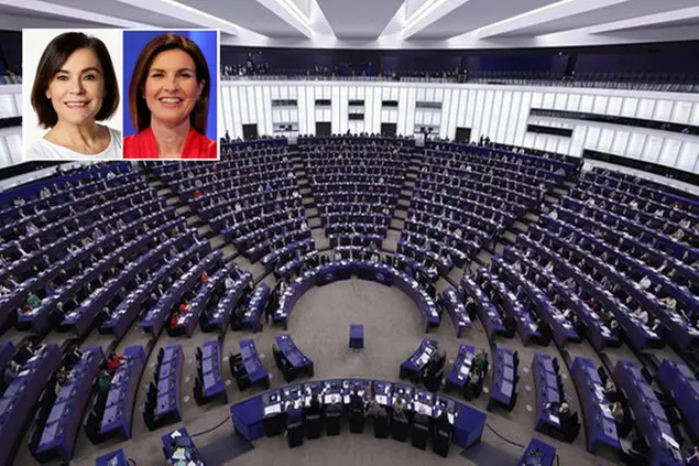 Nella combo, l'Assemblea del Parlamento europeo e - nel riquadro - Elisabetta Gualmini (s) e Alessandra Moretti (Ansa)