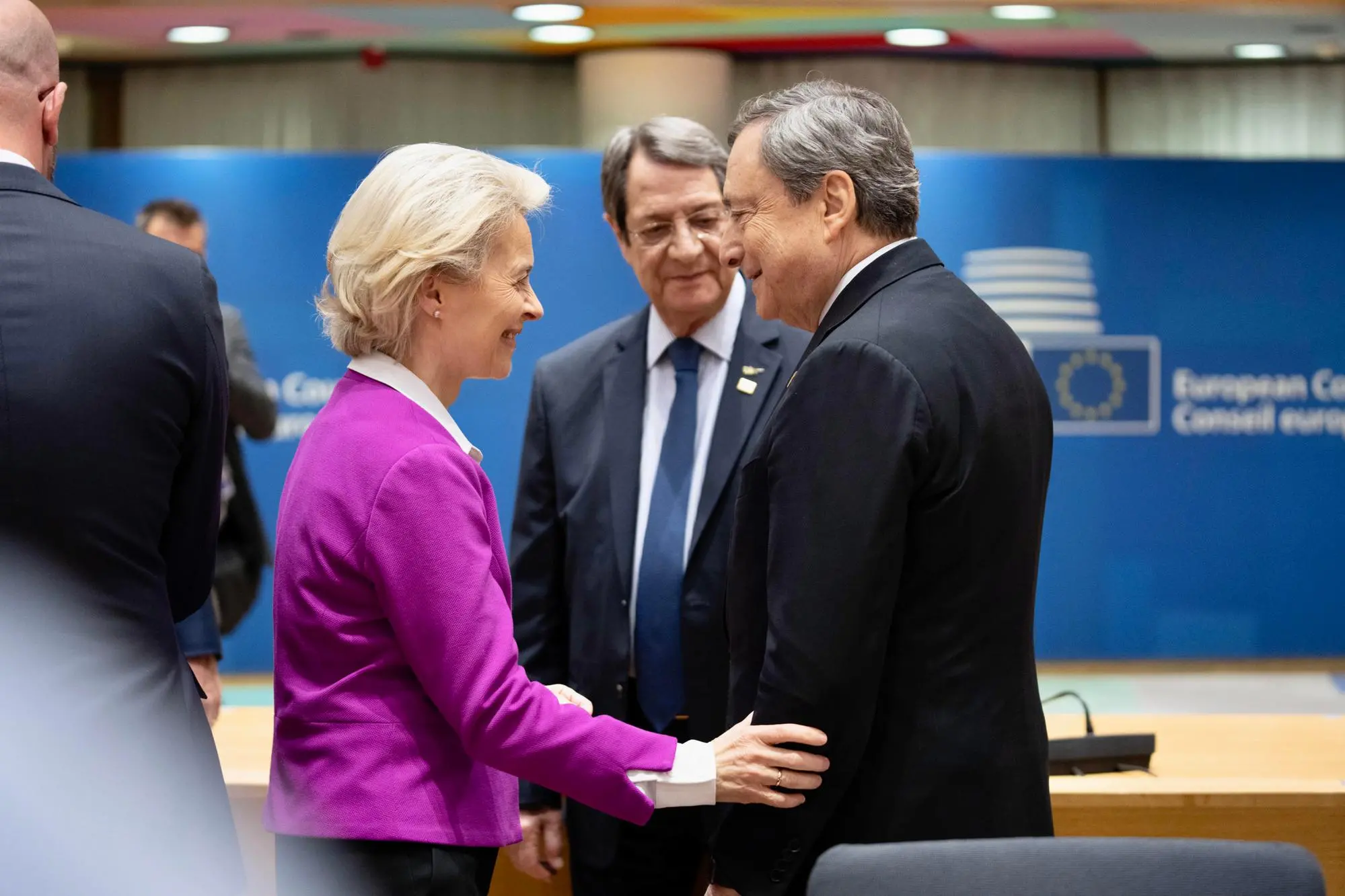 Italian Prime Minister Mario Draghi talks with President of the European Commission, Ursula von der Leyen, during a Special European Summit on Ukraine at the European Council, in Brussels, Belgium, 30 May 2022. ANSA/ CHIGI PALACE PRESS OFFICE/ FILIPPO ATTILI +++ ANSA PROVIDES ACCESS TO THIS HANDOUT PHOTO TO BE USED SOLELY TO ILLUSTRATE NEWS REPORTING OR COMMENTARY ON THE FACTS OR EVENTS DEPICTED IN THIS IMAGE; NO ARCHIVING; NO LICENSING +++