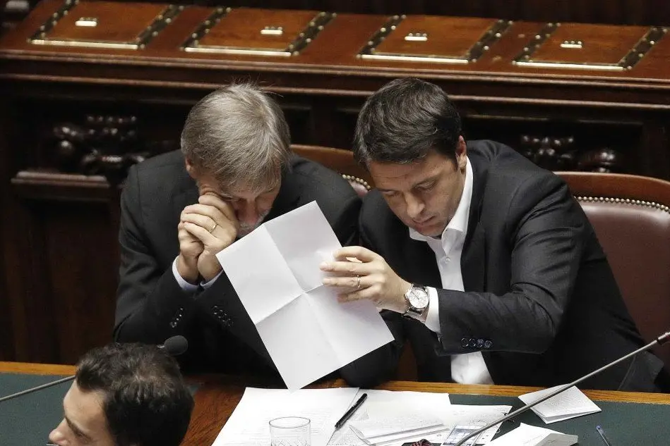 Graziano Delrio e il Presidente del Consiglio Matteo Renzi alla Camera durante le comunicazioni in vista del Consiglio europeo.