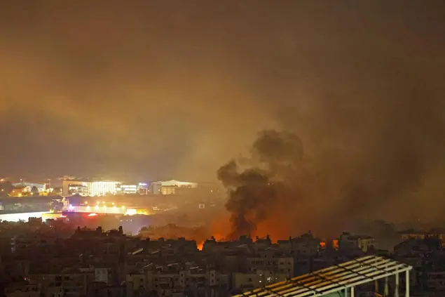 Bombe israeliane su Beirut (foto Ansa)