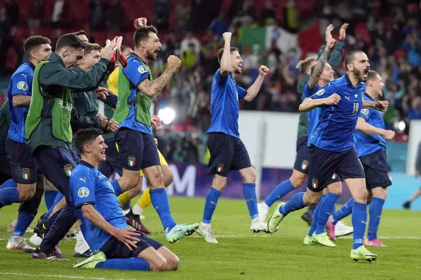 Gli azzurri festeggiano la vittoria sulla Spagna dopo l'ultimo rigore tirato da Jorginho (Ansa)
