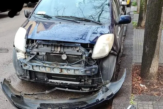 La macchina semi distrutta (L'Unione Sarda - Tellini)