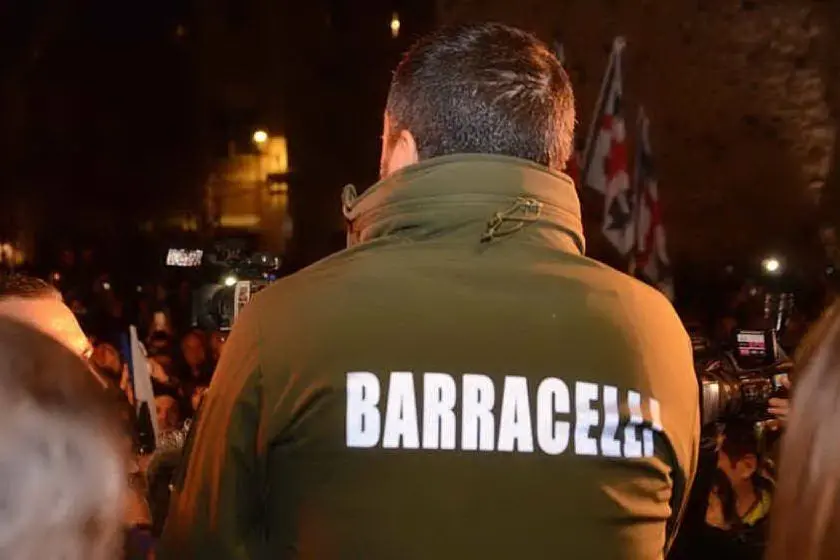 Salvini con la giacca dei Barracelli (Foto L'Unione Sarda - Calvi)