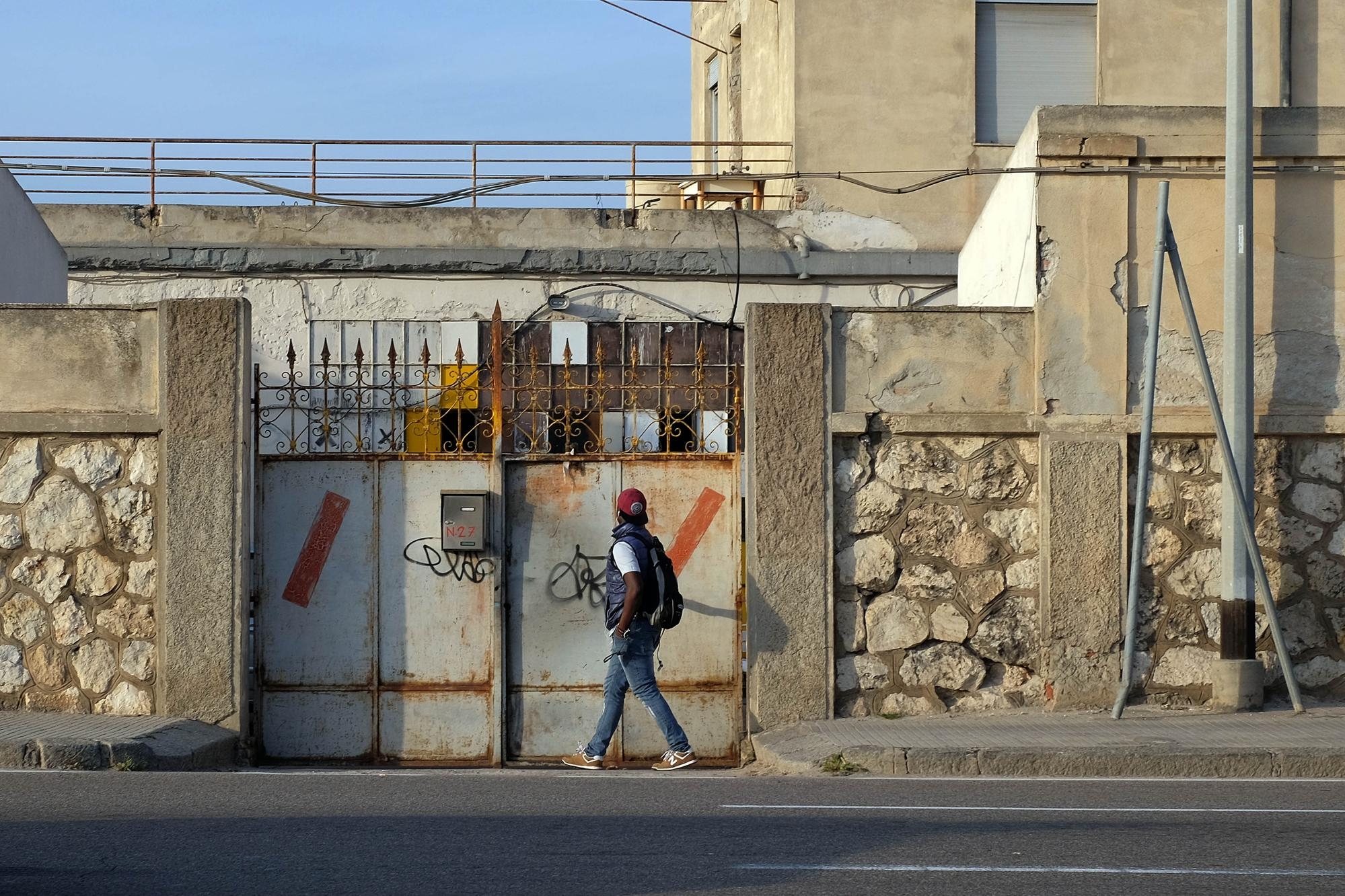 Cagliari, lancia pietre contro le auto: fermato e denunciato