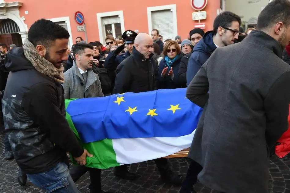 Il feretro con la bandiere italiana e Ue (Ansa)