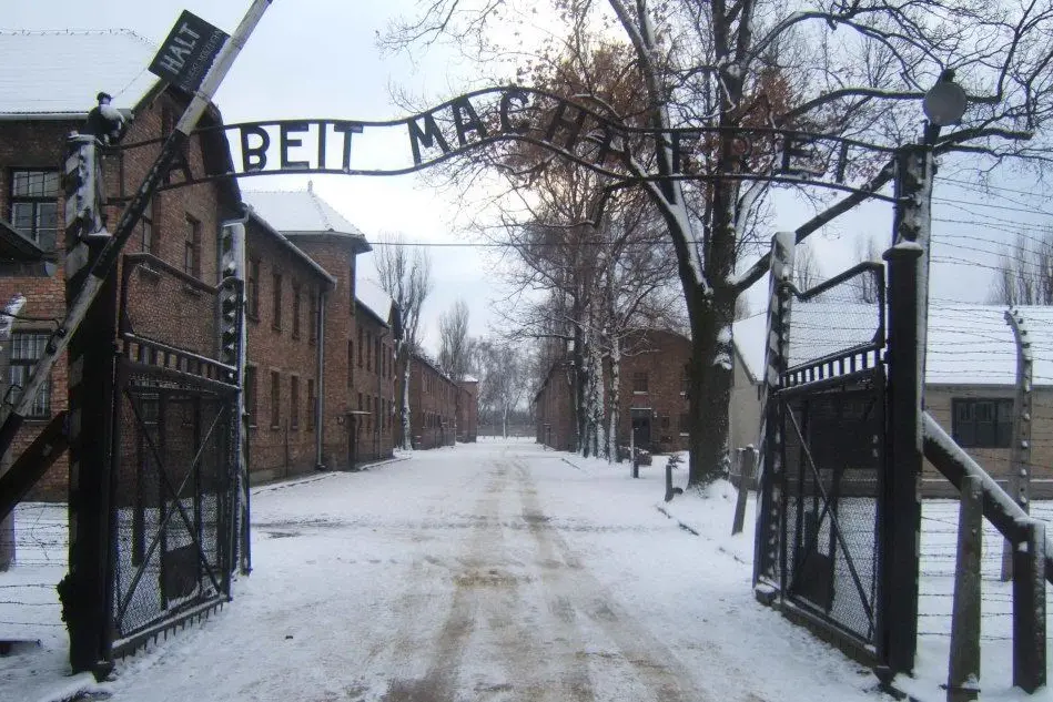 L'ingresso del campo di concentramento di Auschwitz