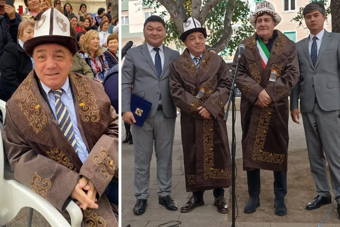 Gianni Chessa e Edoardo Tocco con l'abito kirghiso (L'Unione Sarda)