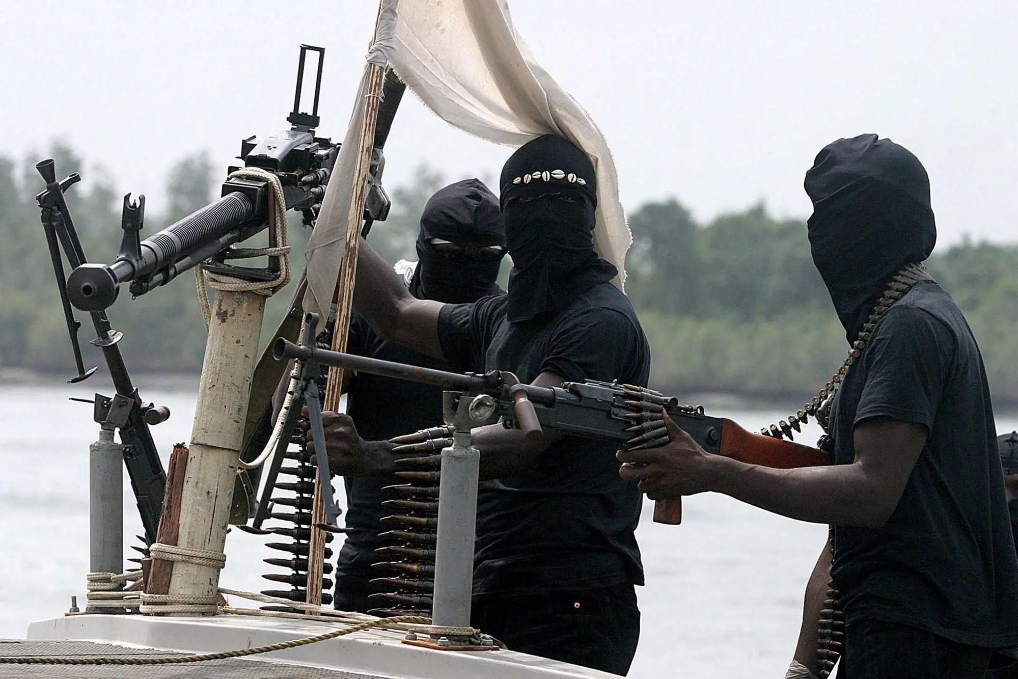 20070224 - ROMA -CRO- NIGERIA: MEND, NON SIAMO STATI NOI A RAPIRE ALTRI 2 ITALIANI - Nell'immagine di archivio, militari nigeriani del Movimento per l'emancipazione del delta del Niger. Non siamo stati noi. Ci sarà una rappresaglia contro l'Agip e gli italiani molto, molto, molto presto". E' quanto ha scritto in una mail inviata all'Ansa il portavoce del Mend Jomo Gbomo a proposito del rapimento degli altri due italiani, avvenuto ieri nella zona di Port Harcourt. ANSA/ARCHIVIO/ EPA/STRINGER /coc