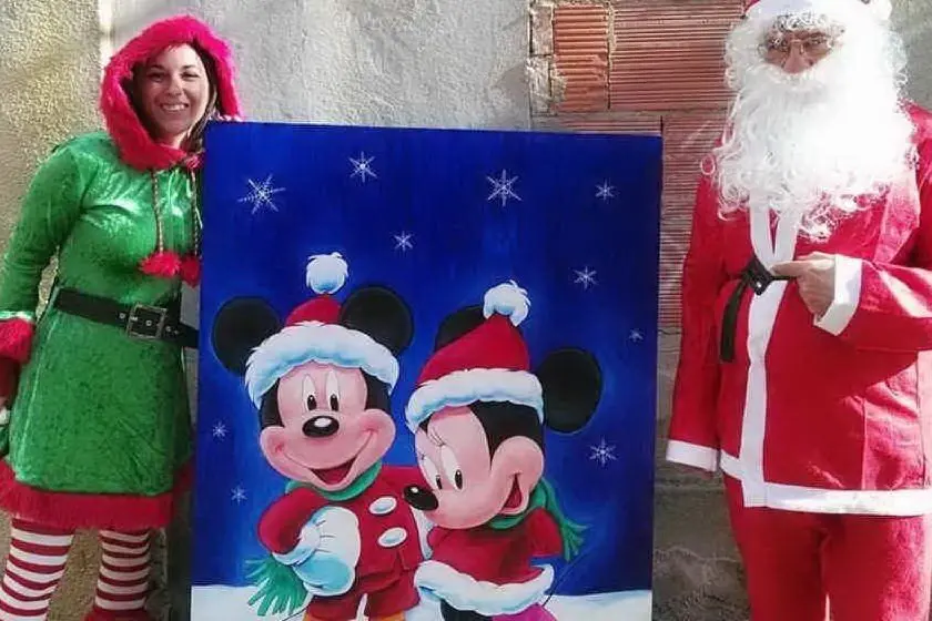 Era stato messo all'asta anche un quadro a tema Disney realizzato dall'assessore Daniela Villasanta (a sinistra) con proventi donati poi alla Caritas (foto Simone Farris)