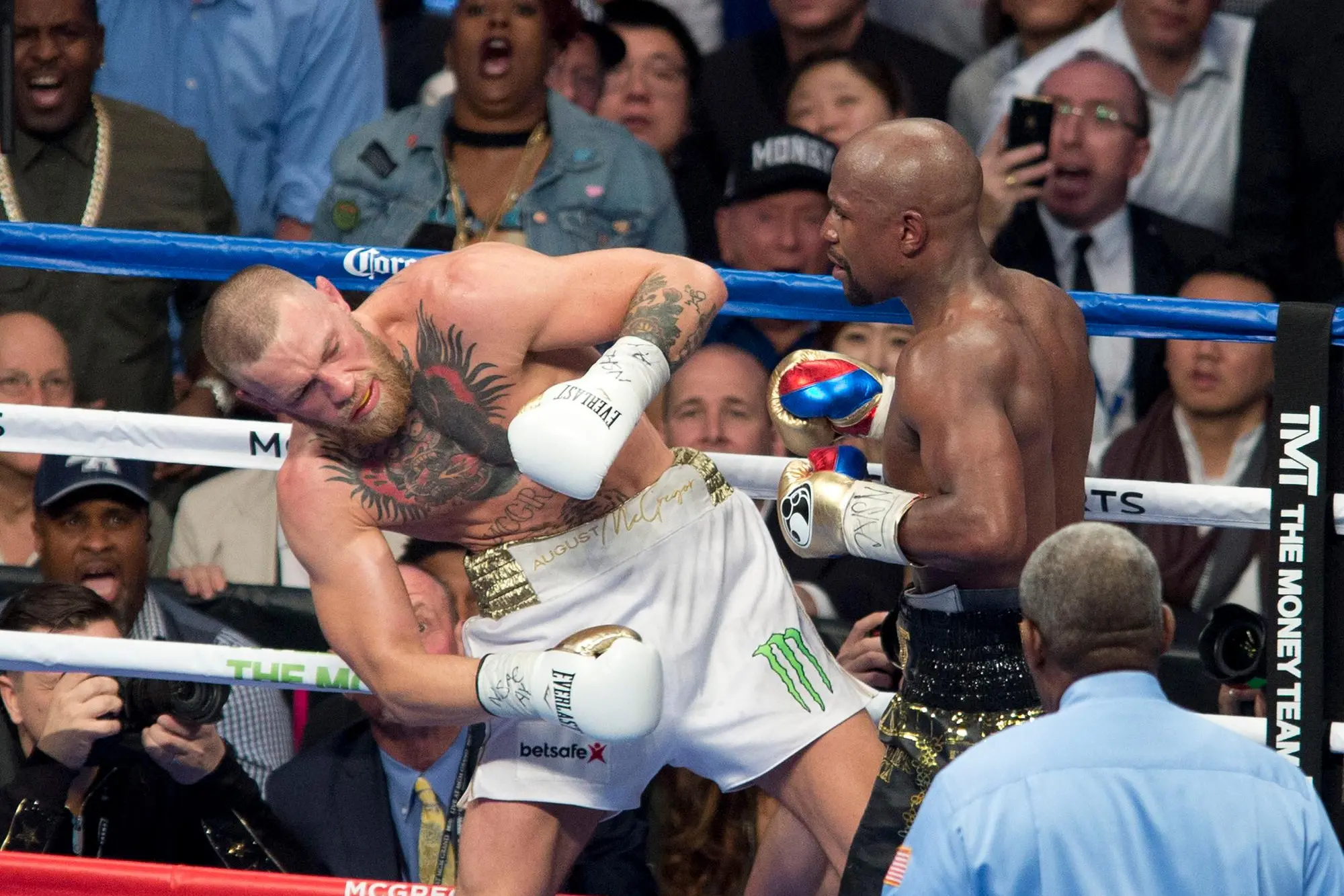 Conor McGregor contro Floyd Mayweather nel 2017 (Ansa-Efe)