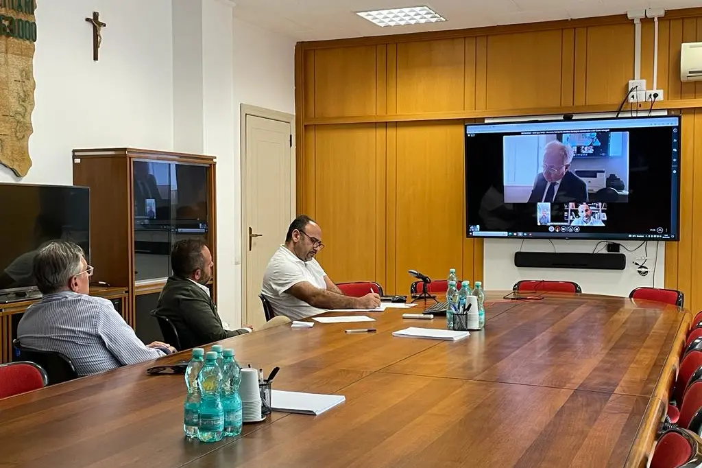 L'incontro in videoconferenza tra il Prefetto di Cagliari e i vertici del Consorzio di bonifica della Sardegna meridionale (foto concessa)