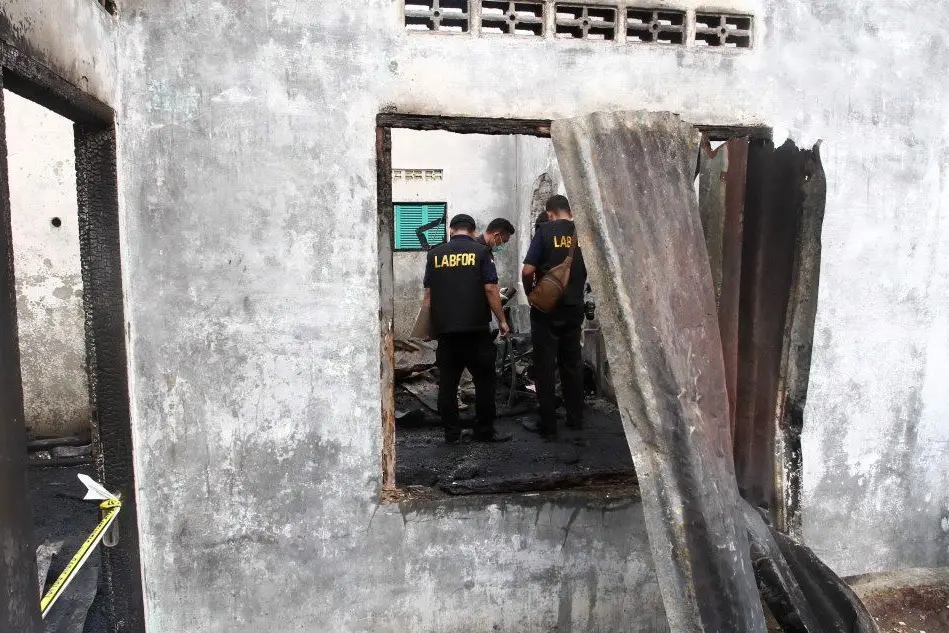 La polizia indonesiana sul luogo della tragedia (Ansa)
