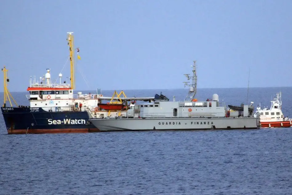 La Sea Watch affiancata dalla nave della Finanza (Ansa)