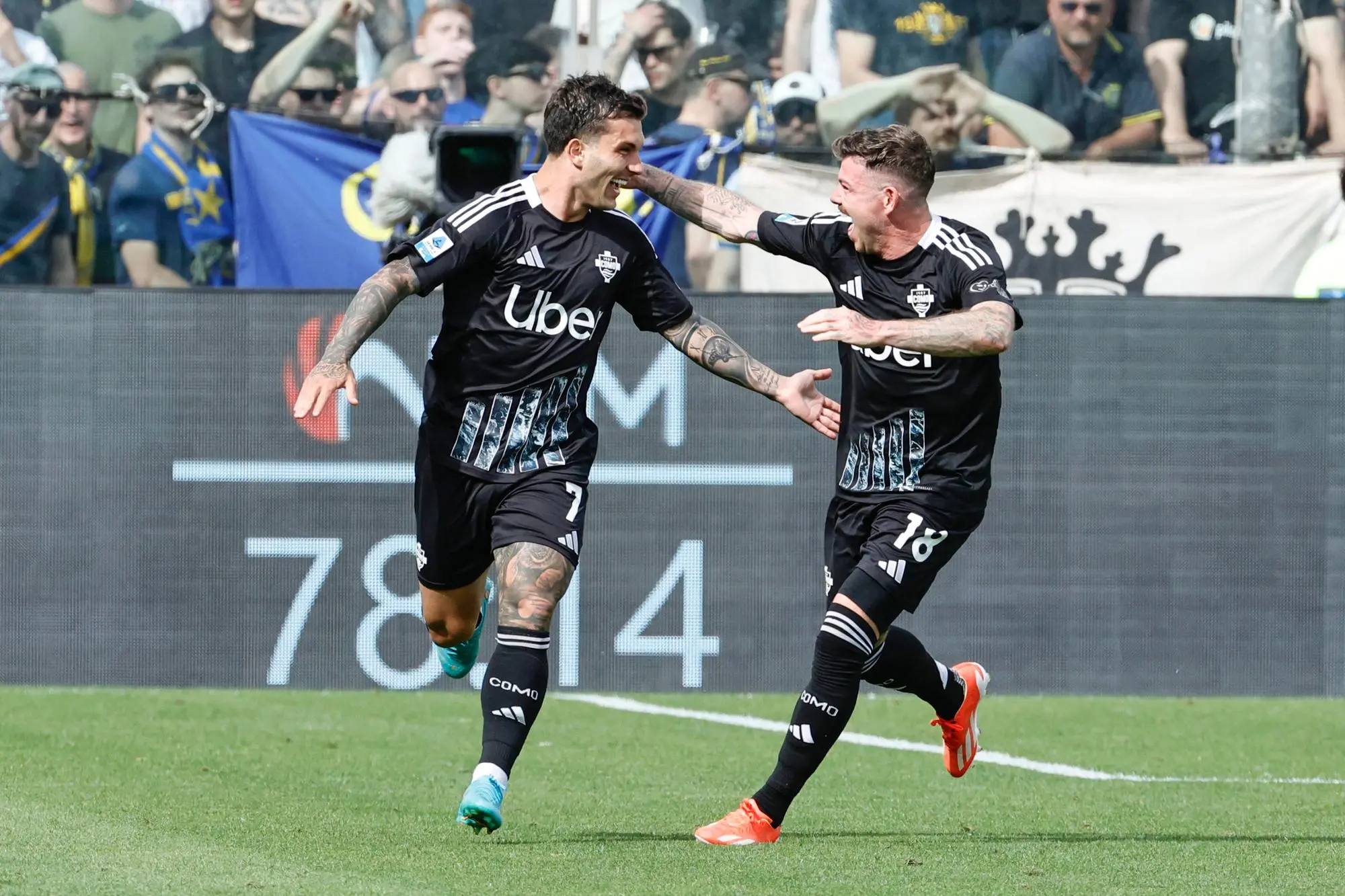L'esultanza di Gabriel Strefezza per il gol in Parma-Como (foto Ansa)
