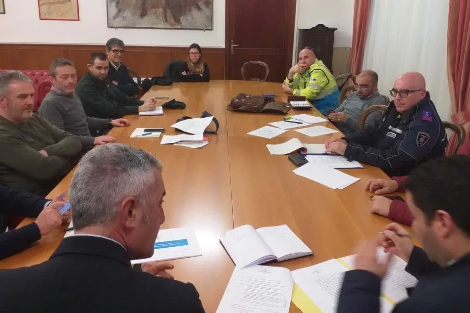 La riunione convocata dal sindaco Mario Conoci (L'Unione Sarda - foto Fiori)