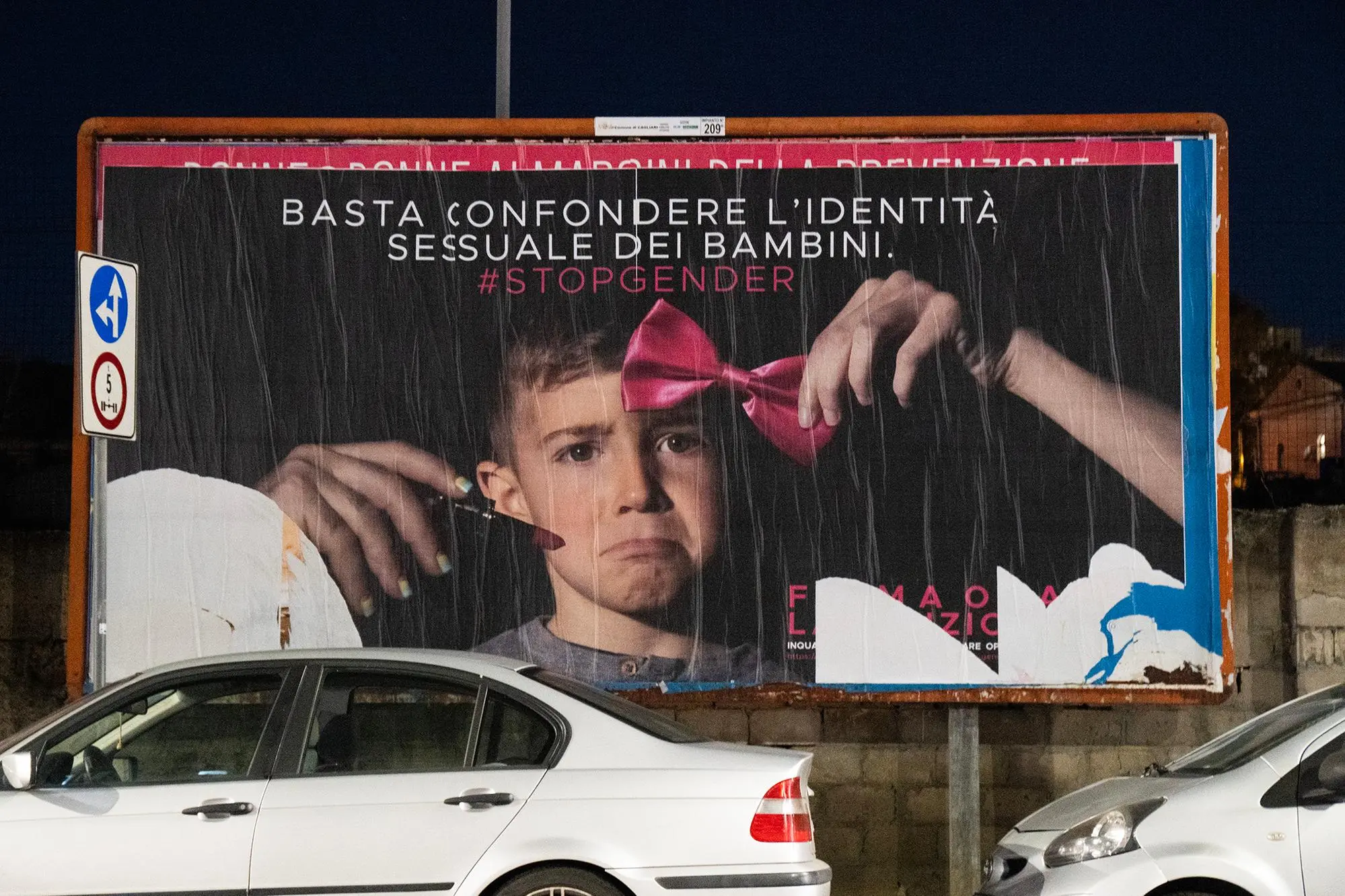 Il manifesto contestato (foto L'Unione Sarda - Anedda Endrich)