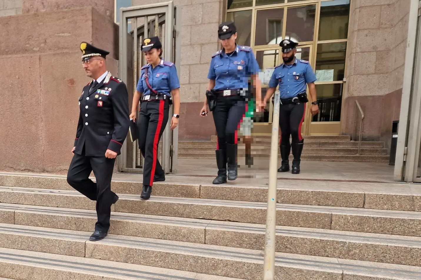 L'uscita dei carabinieri di Ozieri dal tribunale di Sassari (foto Floris)