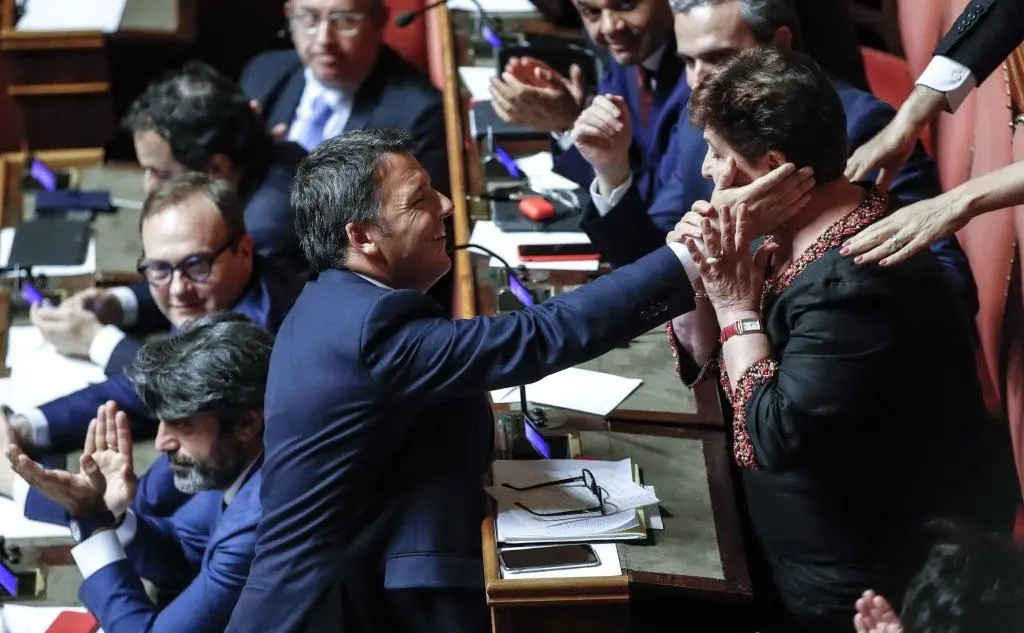 Matteo Renzi accarezza Teresa Bellanova in Senato (Ansa)