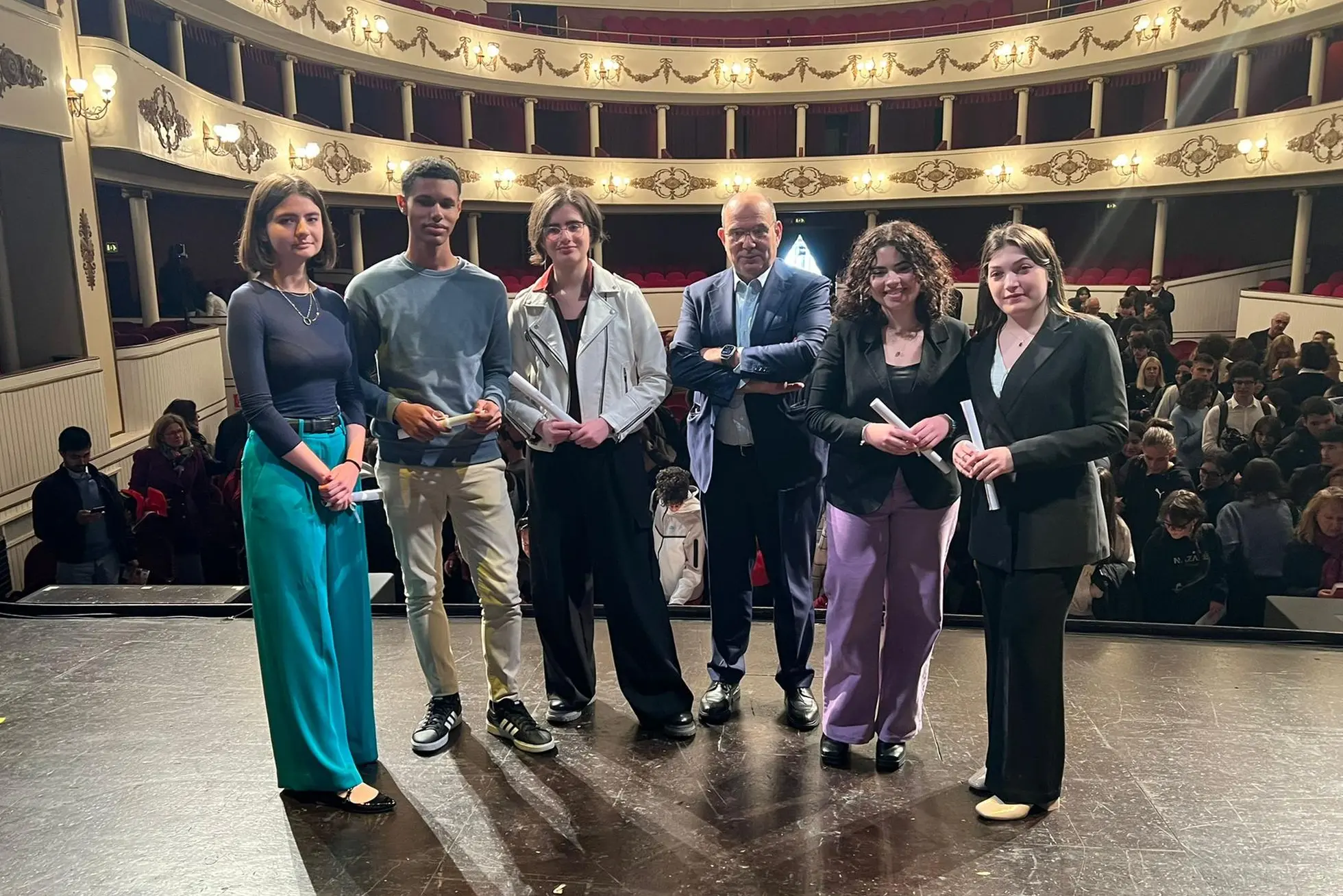 Chiara Miscali (prima a destra) insieme agli altri quattro finalisti del Premio Campiello giovani (foto Premio Campiello)