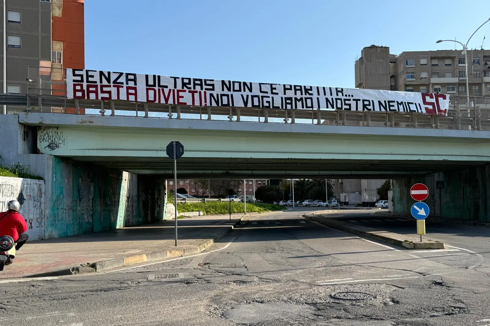 Uno degli striscioni esposti