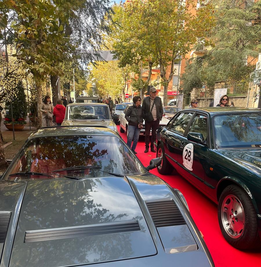 Oltre 50 auto d’epoca sfilano in centro