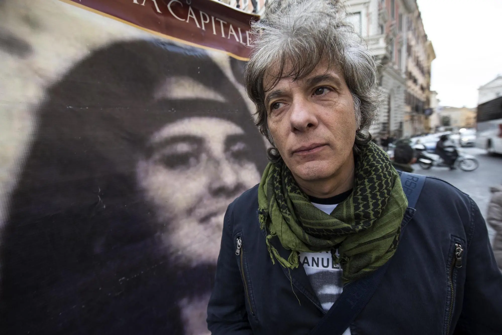 Pietro Orlandi accanto a una foto della sorella Emanuela  (L'Unione Sarda)