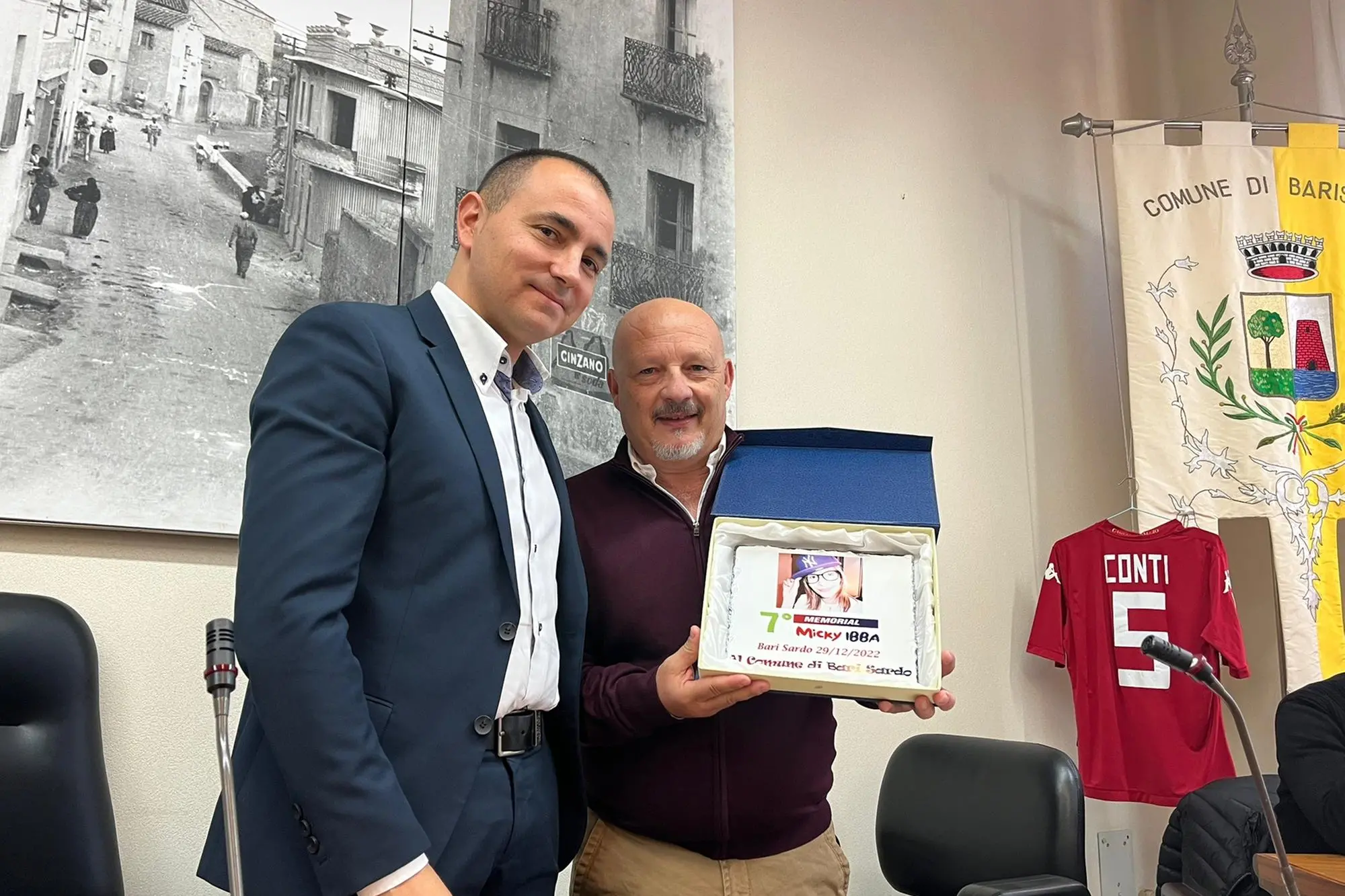 Ivan Mameli e Roberto Ibba, rispettivamente sindaco di Bari Sardo e presidente della squadra di calcio del paese (foto Secci)