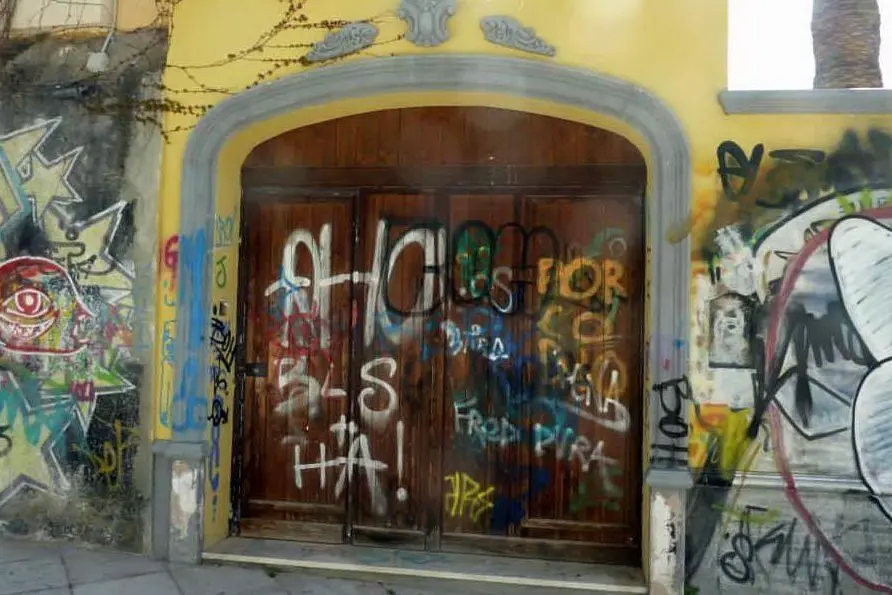 Un portone in via San Saturnino (foto da Facebook, Omero Lucchi)