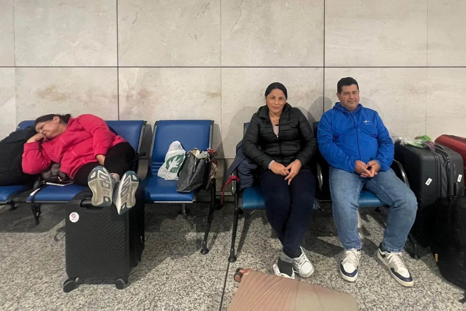 La famiglia bloccata in aeroporto a Elmas