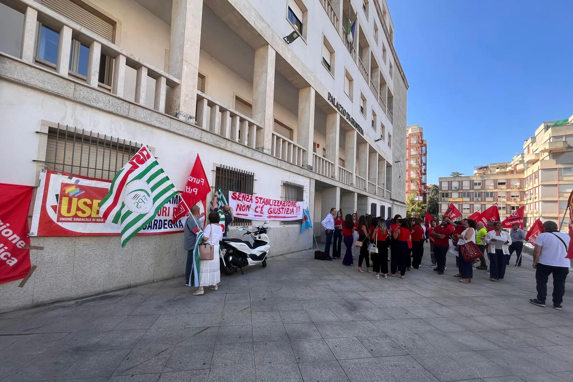 Il sit in dei sindacati del 17 giugno davanti al palazzo di giustizia di Nuoro