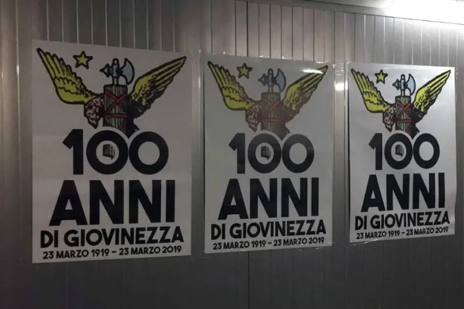 I manifesti affissi in diverse città italiane, tra cui Sant'Antioco (Ansa)