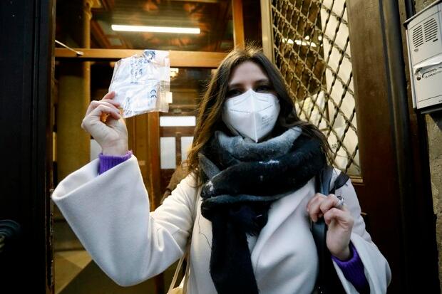 In 4 province sarde incidenza in calo ma sopra quota 600. Alta circolazione del virus: “Tenere le mascherine al chiuso”